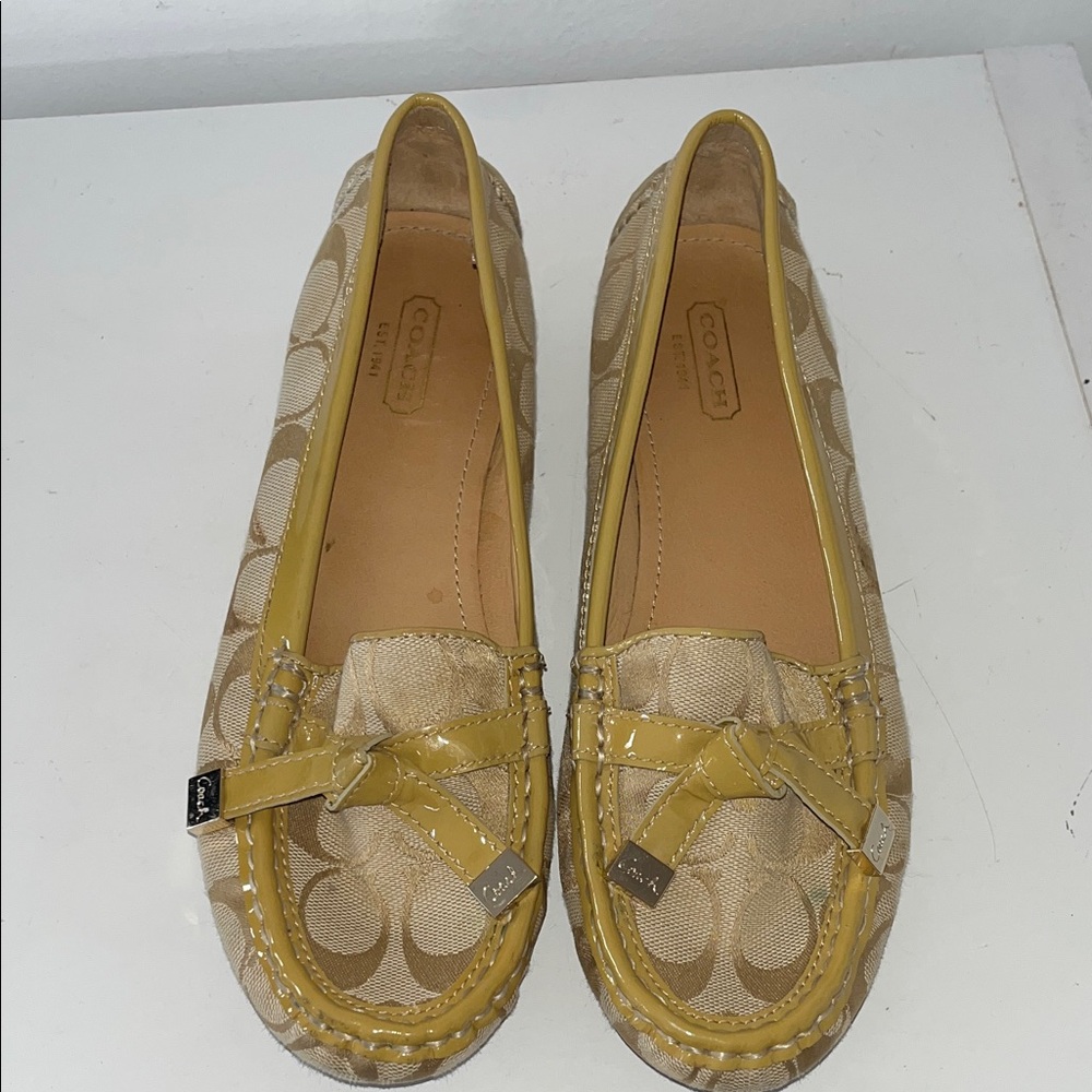 NWOT COACH FRIDA SIGNATURE JACQUARD TAN AND YELLOW LEATHER SIZE 7.5